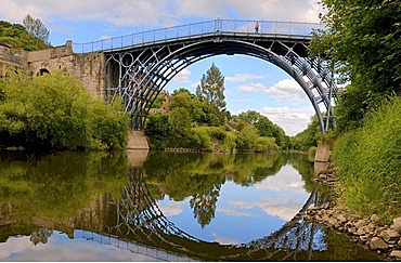 Ironbridge crossing the river Severn, first iron bridge worldwide, built by Abraham Darby in 1779, in Telford, Shropshire, England, Great Britain, Europe