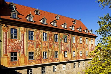 Painted facade of the Old Town Hall seen from the the Obere Bruecke Bridge, Bamberg, Upper Franconia, Bavaria, Germany, Europe