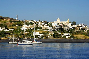 Sailing boats anchored at a white village on Stromboli Island, Stromboli volcano, Aeolian or Lipari Islands, Tyrrhenian Sea, Sicily, South Italy, Italy, Europe