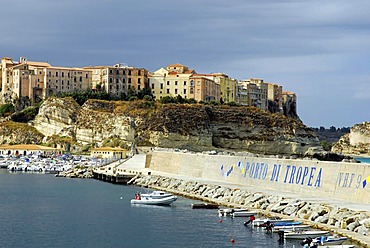 Medieval city palaces, Palazzi, built on rock at the steep cliffs, boats in the port, Marina del Vescovado, Porto di Tropea, Vibo Valentia, Calabria, Tyrrhenian Sea, South Italy, Italy, Europe