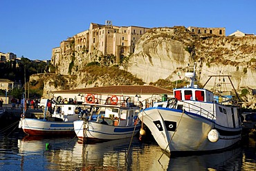 Medieval city palaces, Palazzi, built on rock at the steep cliffs, fishing boats in the port, Marina del Vescovado, Porto di Tropea, Vibo Valentia, Calabria, Tyrrhenian Sea, South Italy, Italy, Europe