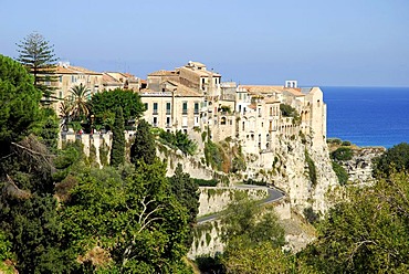 Medieval town palaces with a sea view, Palazzi, on rocks of a steep coast, Tropea, Vibo Valentia, Calabria, Tyrrhenian Sea, South Italy, Europe