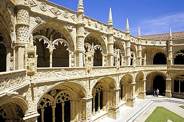 Mosteiro dos Jeronimos, Jeronimos Monastery, 16th century, Claustro, two-storied cloister in Manueline style, Praca do Imperio, Belem, Lisbon, Portugal, Europe