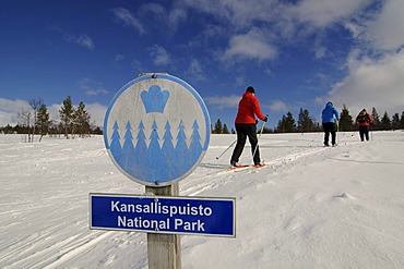 Nordic ski, cross-country skiers, sign indicating Kansallispuisto Nationalpark, Kiilopaeae, Ivalo, Lapland, Finland, Europe