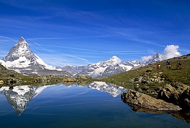 Mountain bikers at Riffelalpsee Lake, Mt Matterhorn, Zermatt, Valais, Switzerland, Europe