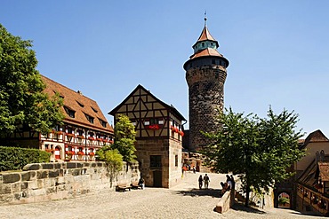 Nuremberg Castle or Kaiserburg, fore-court, half-timbered houses, deep well, Sinnwellturm Tower, historic city centre, Nuremberg, Middle Franconia, Bavaria, Germany, Europe