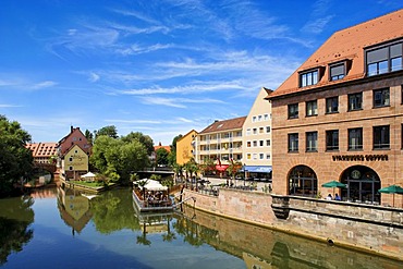 Pegnitz River with a restaurant on floating pontoons, Troedelmarkt Island, historic city centre, Nuremberg, Middle Franconia, Bavaria, Germany, Europe