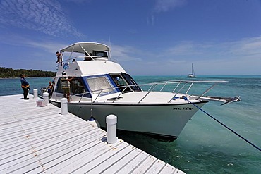 Diving boat at the jetty in front of the island and nature park of Half Moon Cay, Turneffe Atoll, Belize, Central America, Caribbean