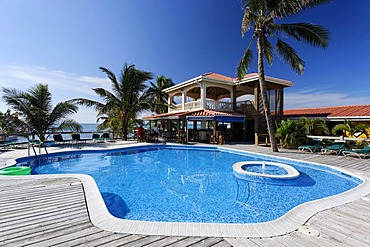 Swimming pool and restaurant of the Sun Breeze Hotel, San Pedro, Ambergris Cay Island, Belize, Central America, Caribbean