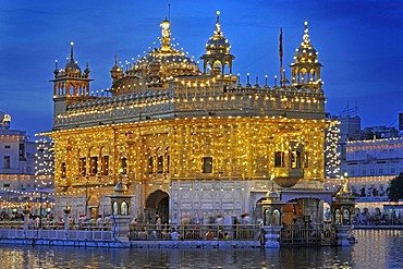 Illuminated golden temple in Arit Sagar, Amritsar, Punjab, North India, Asia