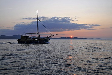 Boat, sun reflected in the sea, sunset over the sea, dusk, Zadar, Croatia, Europe