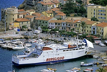 Ferryboat in the harbour of Giglio Porto, Isola del Giglio, province of Grosseto, Tuscany, Italy, Europe