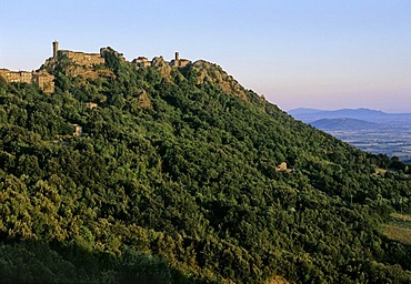 Roccatederighi with view of the Maremma plane, province of Grosseto, Tuscany, Italy, Europe