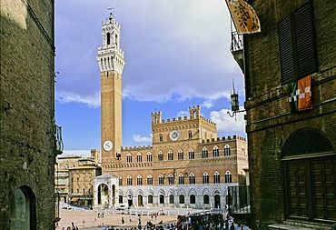 Palazzo Pubblico and the Torre del Mangia and a chapel, Piazza il Campo Square, Tuscany, Italy, Europe