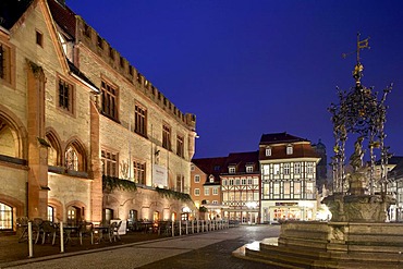 Old Town Hall, Gaenseliesel, Goose Girl Fountain, Goettingen, Lower Saxony, Germany, Europe