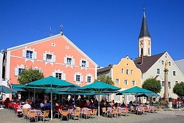 Church the Assumption of the Virgin Mary and the market place of Kelheim, Lower Bavaria, Bavaria, Germany, Europe