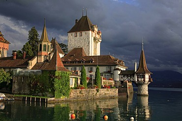 Oberhofen Castle, Lake Thun, Thun, canton of Berne, Switzerland, Europe