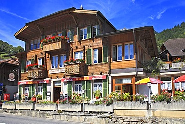 Typical Simmental Valley farmhouse near Erlenbach, Bernese Oberland, Switzerland, Europe