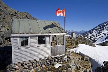 Hikers' shelter at the summit, Canadian flag, Chilkoot Trail, Chilkoot Pass, British Columbia, B.C., Canada, North America