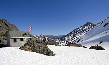 Alpinist shelter on the summit, Canadian flag, Chilkoot Pass/Trail, Klondike Gold Rush, British Columbia, B.C., Canada, North America