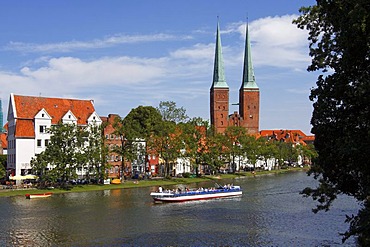 Pleasure boat on the Trave river, Luebeck cathedral, cathedral in the old hanseatic city of Luebeck and the An der Obertrave street, Luebeck historic city centre, UNESCO World Cultural Heritage Site, Schleswig-Holstein, Germany, Europe