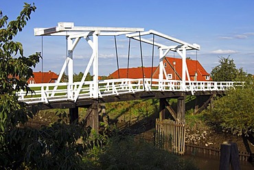 Hogendiekbruecke Bridge, Dutch style historic wooden bridge over the Luehe River, Mittelnkirchen, Steinkirchen, Lower Saxony, Germany, Europe