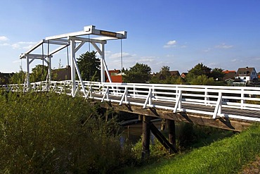 Hogendiekbruecke Bridge, Dutch style historic wooden bridge over the Luehe River, Mittelnkirchen, Steinkirchen, Lower Saxony, Germany, Europe