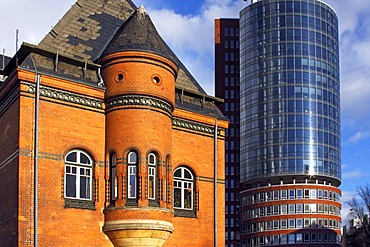 Historic building of the old port police station and the modern Hanseatic Trade Center, Kehrwiederspitze, Speicherstadt, old warehouse district, Kehrwiederspitze, HafenCity, port of Hamburg, Germany, Europe