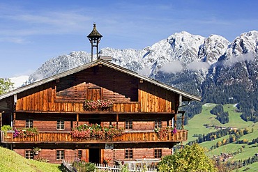 Traditional farm house in Inneralpbach in front of Gratlspitze peak, Kitzbuehel Alps, North Tyrol, Austria, Europe