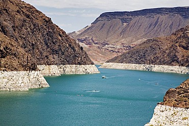 Lake Mead behind Hoover Dam, the white ring around the reservoir shows the high water level, Boulder City, Nevada, USA