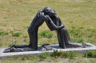 Memorial, "Versoehnung", reconciliation by Josefina da Vasconcellos, for the 10th anniversary of th Berlin Wall on the 09.11.1999, Bernauer Road, Berlin, Germany, Europe