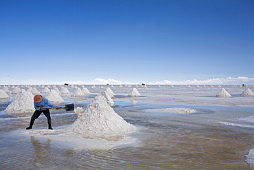 Salt worker makes salt accumulation, salt lake Salar de Uyuni, Altiplano, Bolivia, South America