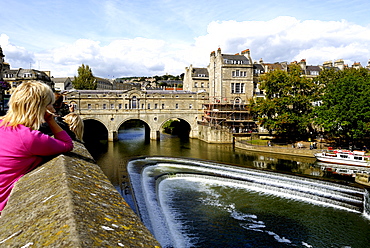 Pulteney Bridge flanked by shops across the River Avon, Bath, Wessex, England, UK