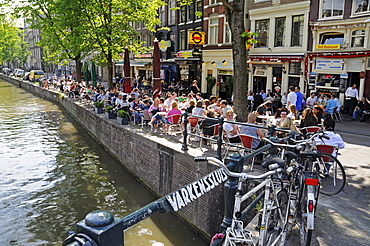 Cafe, canal, bridge, bikes, historic centre of Amsterdam, Holland, Netherlands, Europe