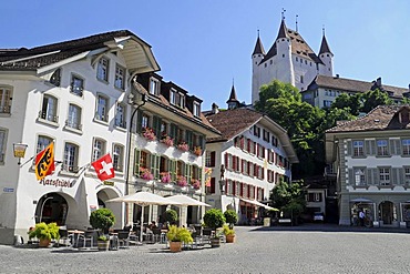 Rathausplatz Square, Town Square, restaurant, gastronomy, Swiss flag, Thun Castle, historic district, Thun, Canton of Berne, Switzerland, Europe