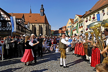 Parade with traditional costumes Marktplatz market square Feuchtwangen Middle Franconia Bavaria Germany