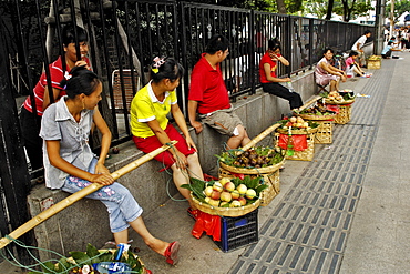 Old part of town, street scene, street trading of fruits, Shanghai, China, Asia