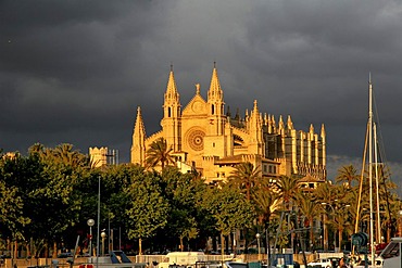 La Seu Cathedral, completed by Antoni Gaudi, Palma de Mallorca, Majorca, Balearic Islands, Spain, Europe