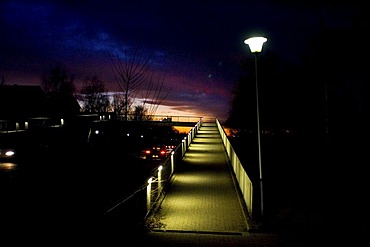 03.04.2005, DEU, Mannheim, danger point pedestrian bridge at night