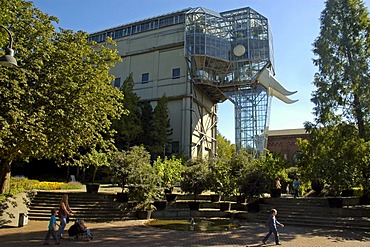 The glass elephant by Horst Rellecke with visitors, former mine Maximilian, Maximilianpark, Hamm, North Rhine Westphalia,