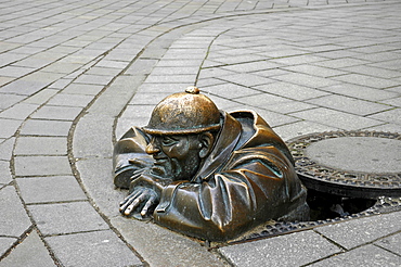 Canal worker by Viktor Hulik, Bronze figure, Bratislava, Slovakia