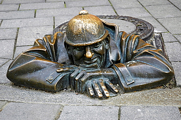 Canal worker by Viktor Hulik, Bronze figure, Bratislava, Slovakia