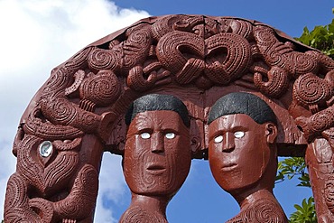 Entrance with wood carvings, Maori village, Whakararewa, Rotorua, Nord Island, New Zealand