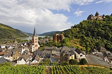 View from the Posten tower to the village with the evangelic church St.Peter the gotic Werner chapel and the castle Stahleck, Bacharach on the Rhine, Rheinland-Pfalz, Germany