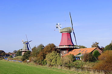 Windmills, twin windmills, Greetsiel, East Frisia, Lower Saxony, Germany, Europe