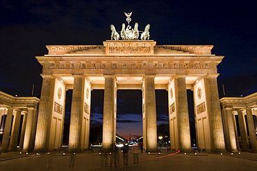 Brandenburger Tor (Brandenburg Gate) at night, Pariser Platz, Central Berlin, Germany, Europe