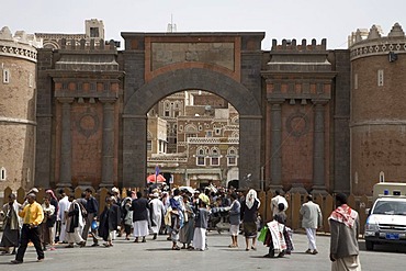 Bab El Yemen, historic town gate, made of brick clay, historic centre of SanÃ«aÃ­, UNESCO World Heritage Site, Yemen, Middle East