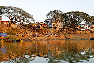 Port of Bhamo on the Irrawaddy or Ayeyarwady River, Kachin State, Myanmar (Birma), Southeast Asia