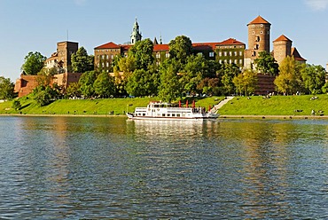 Wawel Hill on the Vistula River, Wisla, UNESCO World Heritage Site, Krakow, Poland, Europe