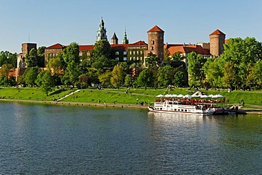 Passenger ship on the Vistula River, Wawel Hill in Cracow, UNESCO World Heritage Site, Poland, Europe